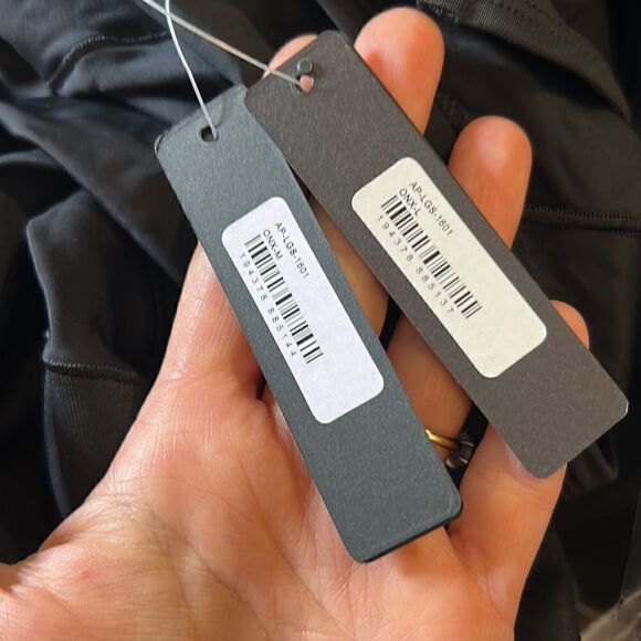 NWT SKIMS PERFORMANCE long-sleeve - Picture 3 of 5